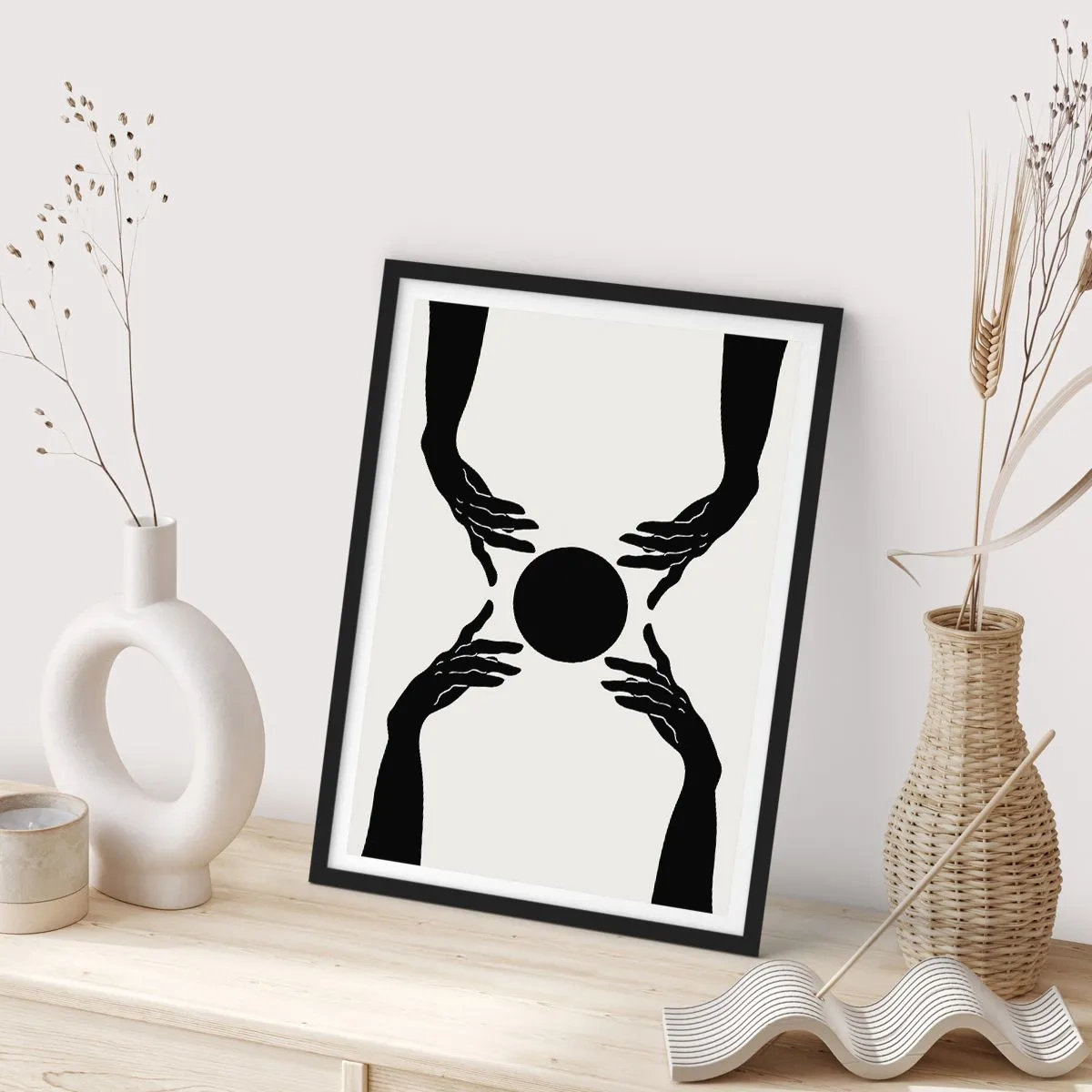 Plakat w czarnej ramie - Czarno-biała grafika dłoni z kulą - 50x70cm - Tajemny znak - Nowoczesna dekoracja ścienna do salonu i sypialni ARTTOR