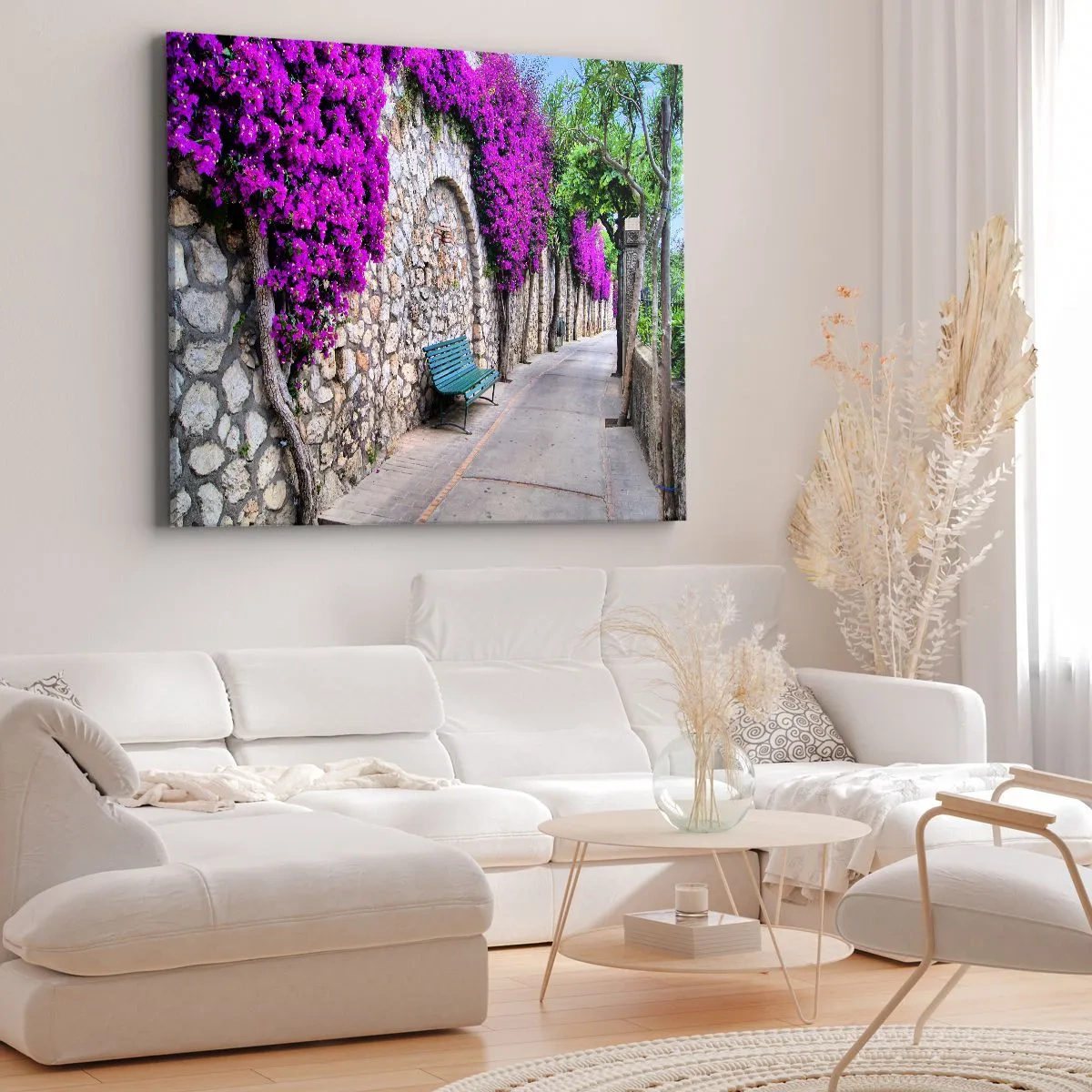 Obraz na płótnie - Kamienna alejka z ławką i kwitnącymi fioletowymi kwiatami - 100x70cm - Spotkajmy się jak najprędzej - Nowoczesna dekoracja ścienna do salonu, kuchni i sypialni ARTTOR