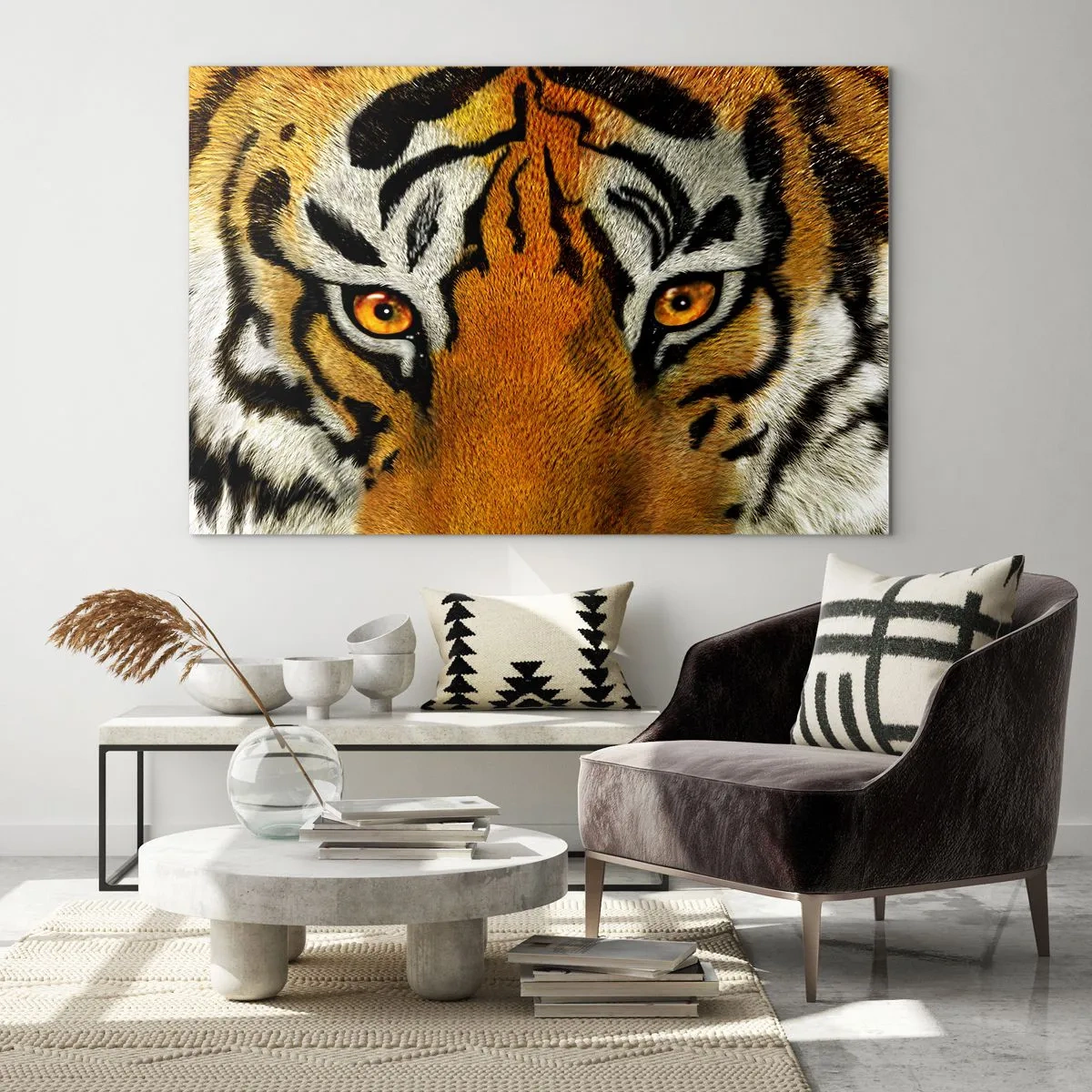 Obraz na szkle - Intensywne spojrzenie tygrysa na zbliżeniu - 100x70cm - Groźny i piękny - Nowoczesna dekoracja ścienna do salonu, kuchni i sypialni ARTTOR