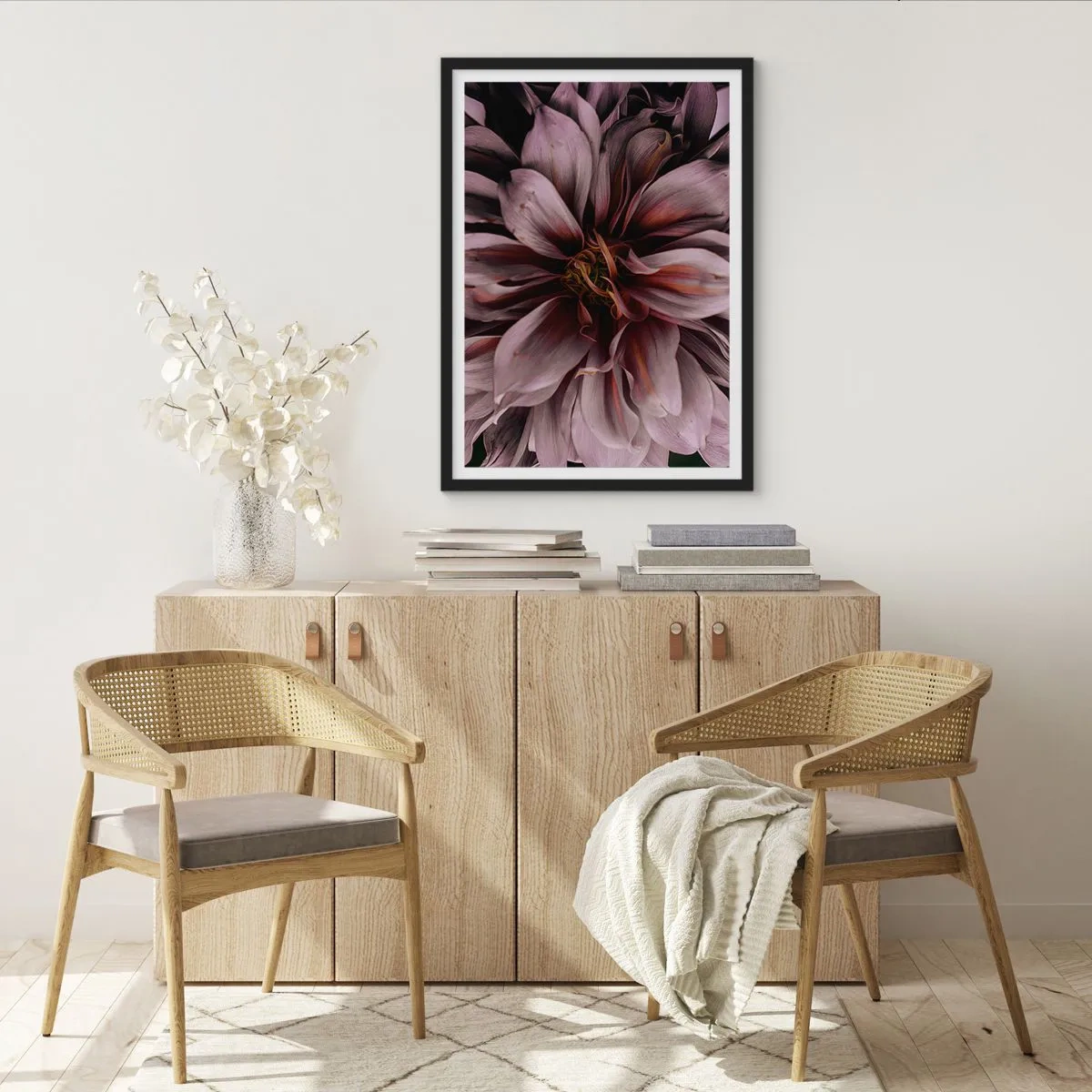 Plakat w czarnej ramie - Detale ciemnoróżowego kwiatu w zbliżeniu - 50x70cm - Kwietne serce - Nowoczesna dekoracja ścienna do salonu i sypialni ARTTOR