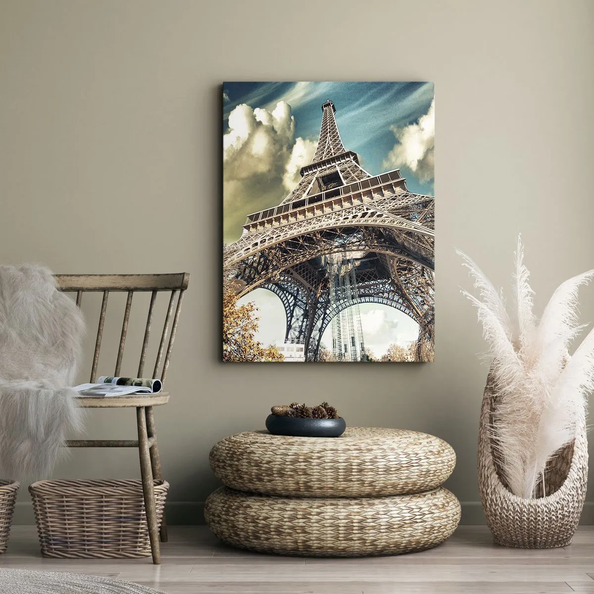 Obraz na płótnie - Widok na wieżę Eiffla z dołu z chmurami i niebem - 50x70cm - A jesienią w Paryżu... - Nowoczesna dekoracja ścienna do salonu, kuchni i sypialni ARTTOR