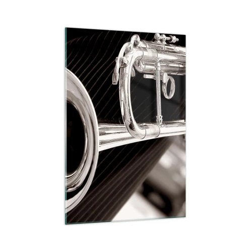 Obraz na szkle - Srebrna trąbka w zbliżeniu na tle eleganckiego materiału - 70x100cm - Muzyczna podróż do lat 30. - Nowoczesna dekoracja ścienna do salonu i sypialni ARTTOR