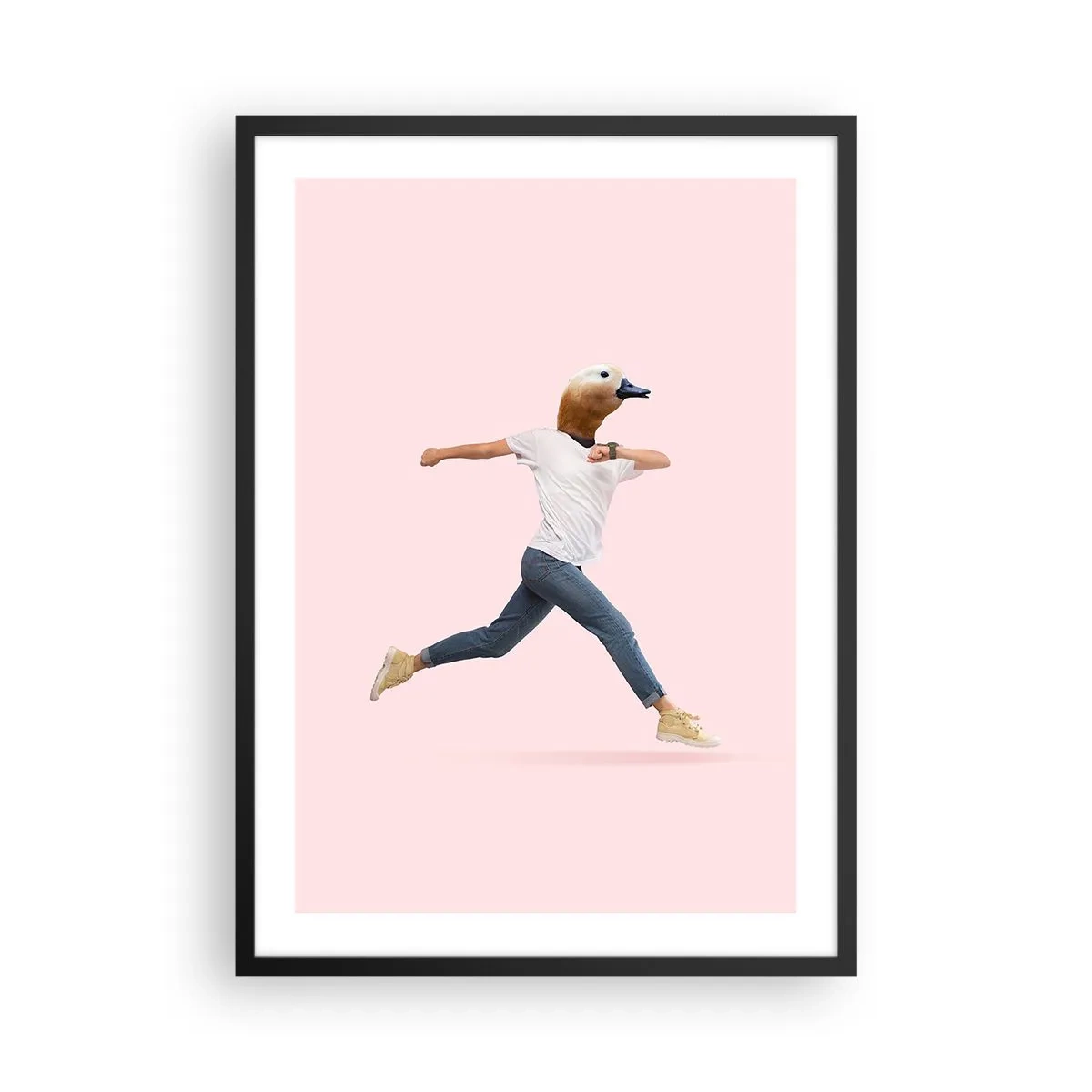 Plakat w czarnej ramie - Postać w biegu z głową ptaka na różowym tle - 50x70cm - Szczypta absurdu - Nowoczesna dekoracja ścienna do salonu i sypialni ARTTOR