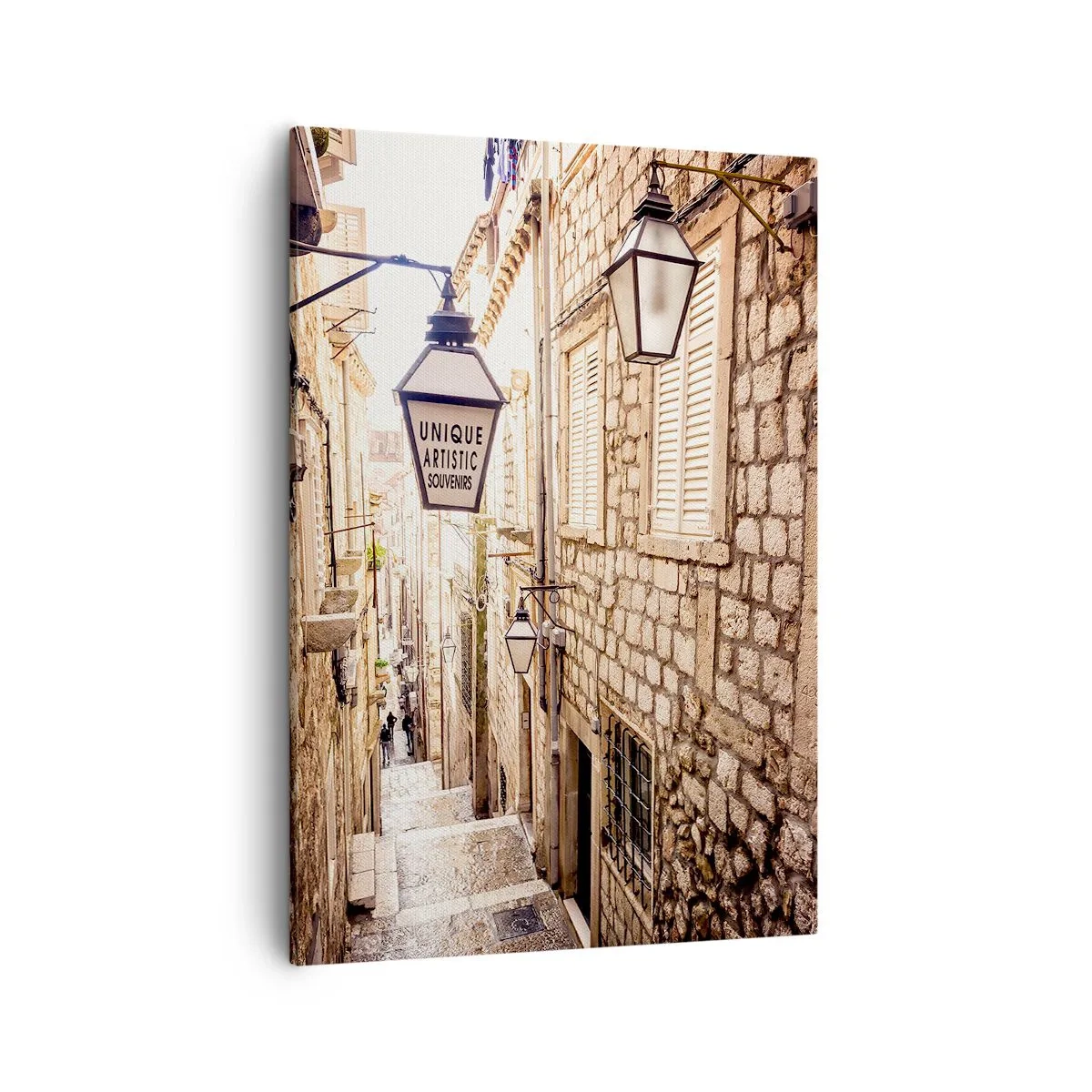 Obraz na płótnie - Wąska, kamienna uliczka z latarniami i szyldem w klimacie śródziemnomorskim - 50x70cm - Urokliwy zaułek - Nowoczesna dekoracja ścienna do salonu, kuchni i sypialni ARTTOR