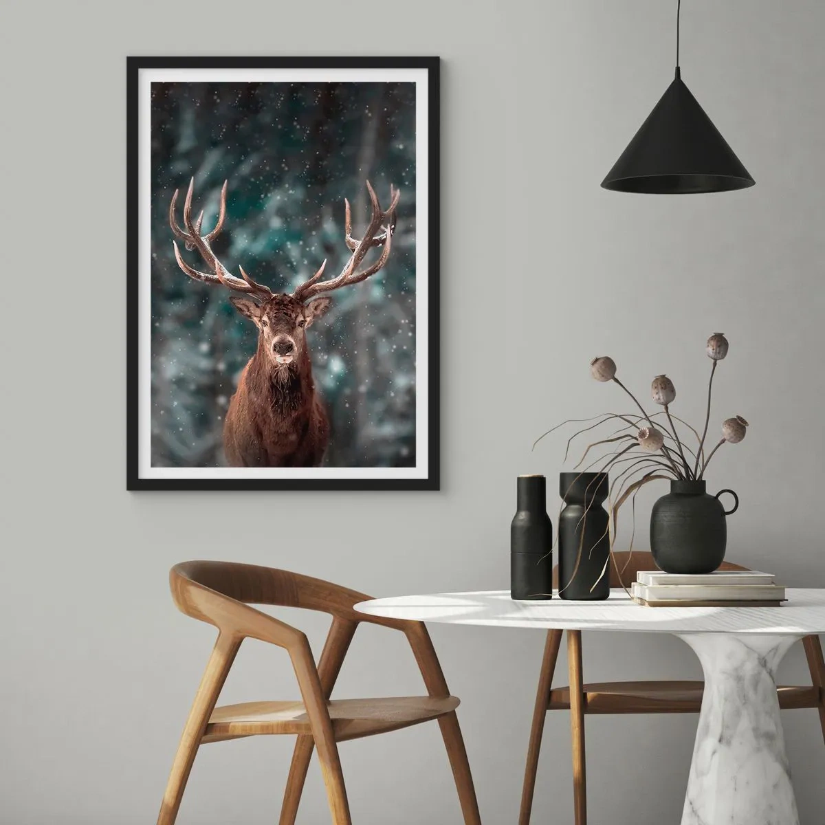 Plakat w czarnej ramie - Portret jelenia z imponującym porożem na tle zimowego lasu - 50x70cm - Król lasu ukoronowany - Nowoczesna dekoracja ścienna do salonu i sypialni ARTTOR