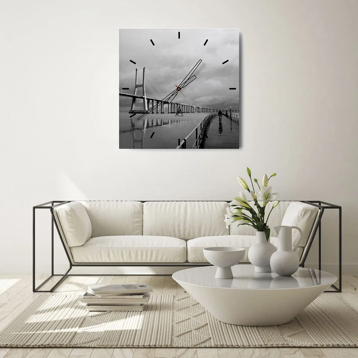 Zegar ścienny - Most wiszący nad wodą w czarno-białej tonacji - 30x30cm - Każdemu co mu się należy - Nowoczesna dekoracja ścienna do salonu i sypialni ARTTOR