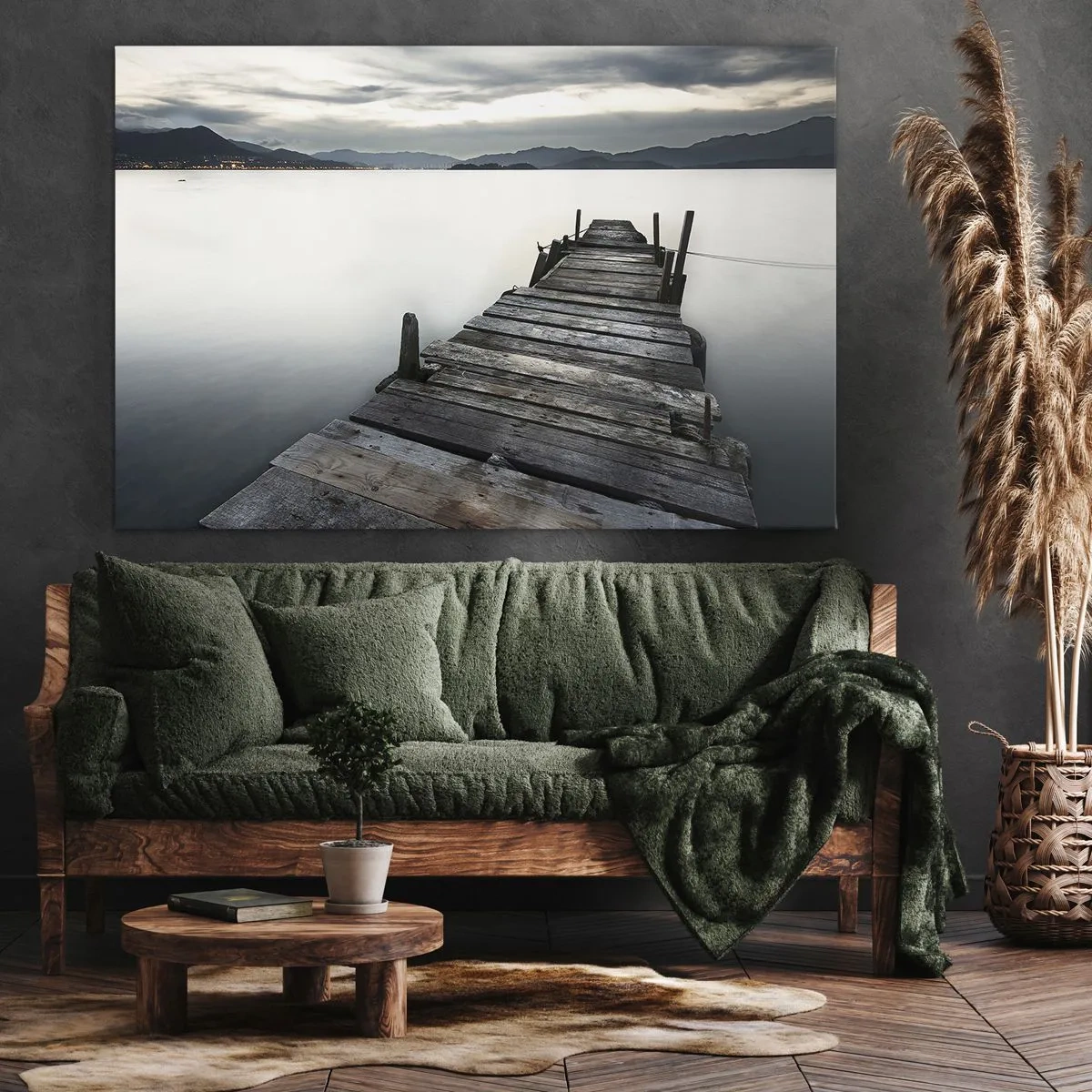 Obraz na płótnie - Drewniany pomost prowadzący w stronę spokojnego jeziora - 70x50cm - Zanurzyć się w spokoju - Nowoczesna dekoracja ścienna do salonu i sypialni ARTTOR