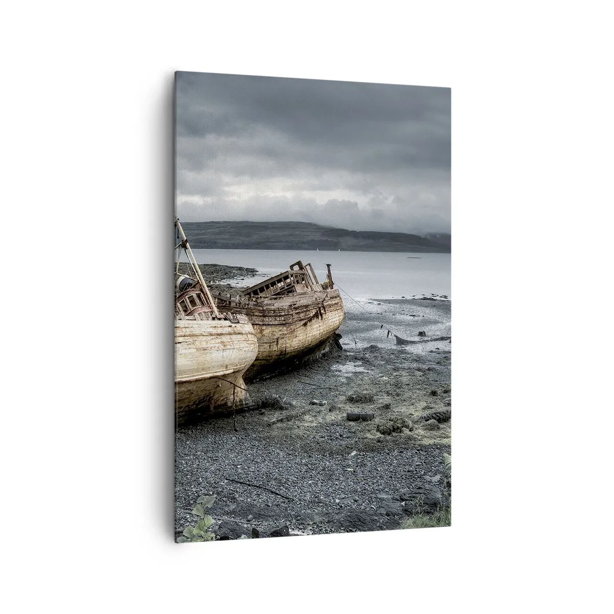 Obraz na płótnie - Opuszczone łodzie na brzegu w deszczowej scenerii - 80x120cm - "Na znak spełnionych godnie trudów" - Nowoczesna dekoracja ścienna do salonu i sypialni ARTTOR