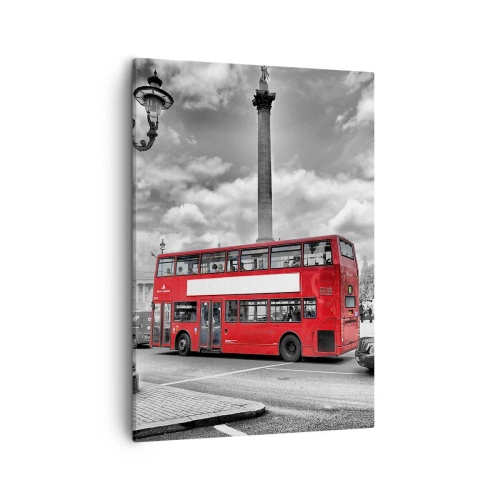 Obraz na płótnie - Czerwony autobus na tle czarno-białego miasta - 50x70cm - Prawdziwy krwioobieg miasta - Nowoczesna dekoracja ścienna do salonu, kuchni i sypialni ARTTOR