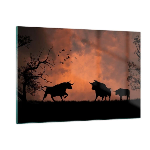 Obraz na szkle - Sylwetki byków na tle pomarańczowego nieba o zmierzchu - 120x80cm - Dramatyczny spektakl natury - Nowoczesna dekoracja ścienna do salonu, kuchni i sypialni ARTTOR