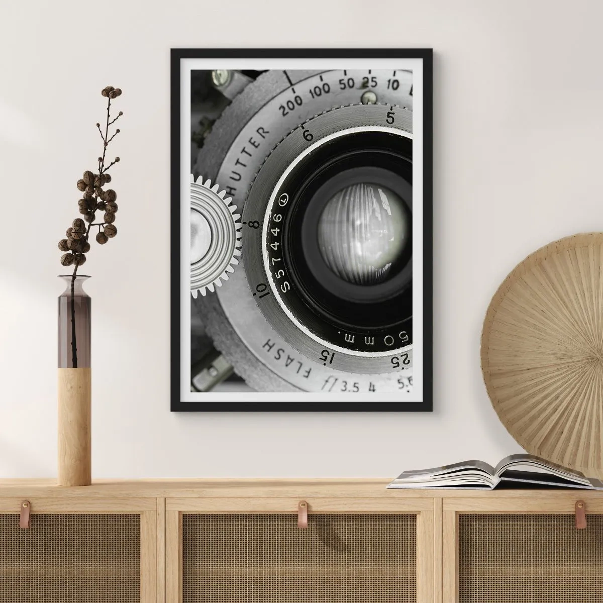 Plakat w czarnej ramie - Zbliżenie na obiektyw aparatu z metalicznymi detalami - 50x70cm - Opowieść o Hollywood - Nowoczesna dekoracja ścienna do salonu i sypialni ARTTOR