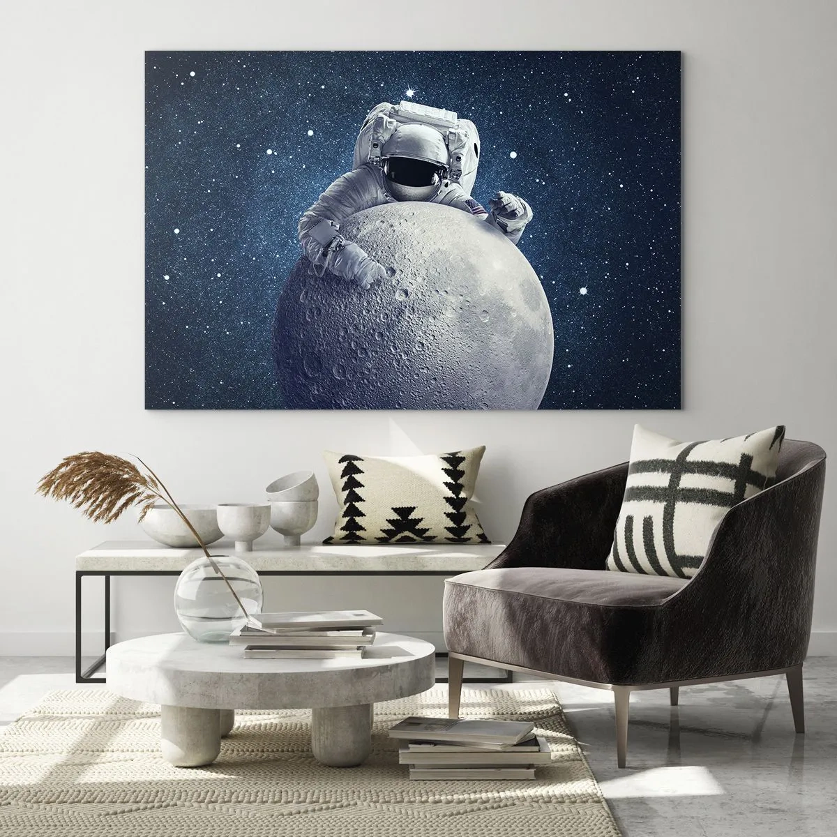 Obraz na szkle - Astronauta przytulający księżyc na tle gwieździstego nieba - 70x50cm - Kosmiczny żartowniś - Nowoczesna dekoracja ścienna do salonu i sypialni ARTTOR