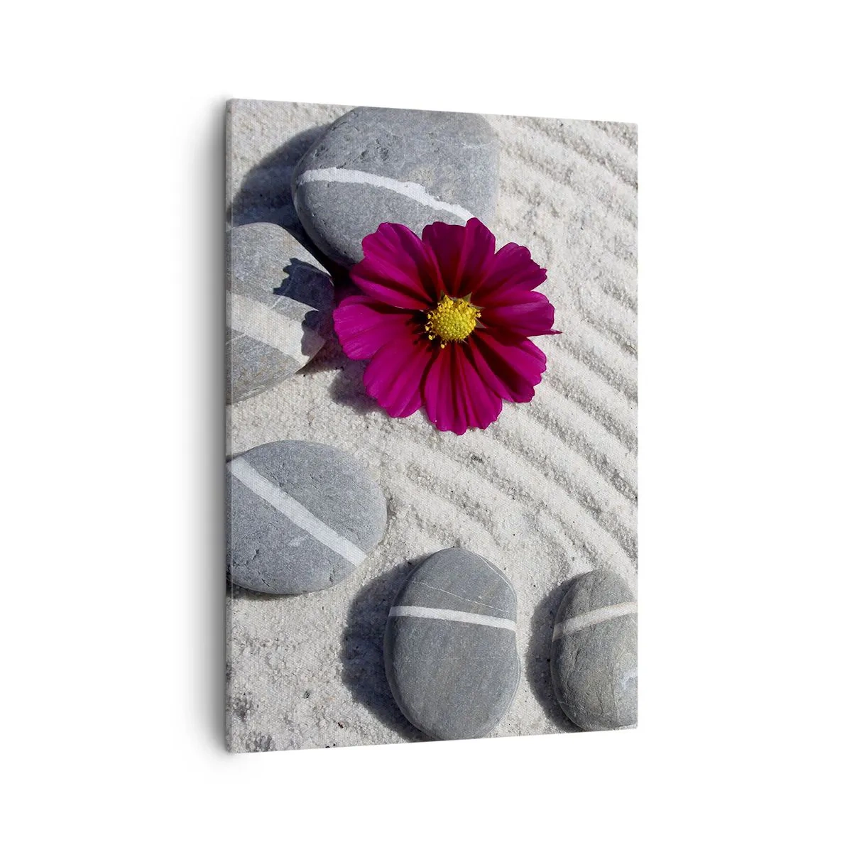 Obraz na płótnie - Fioletowy kwiat na piasku z kamieniami w stylu zen - 50x70cm - Energia i spokój magicznego kręgu natury - Nowoczesna dekoracja ścienna do salonu, kuchni i sypialni ARTTOR