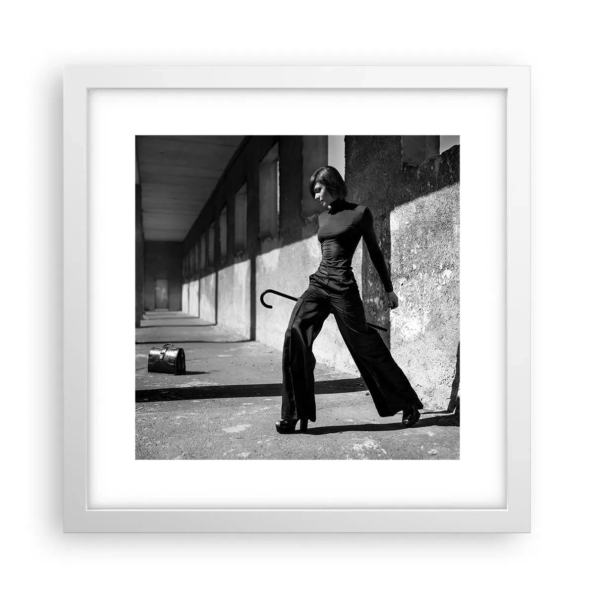 Plakat w białej ramie - Miejska elegancja - 30x30 cm