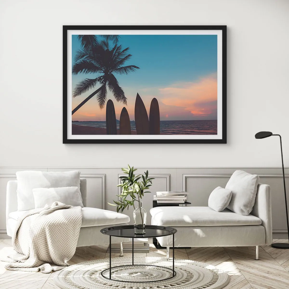 Plakat w czarnej ramie - Deski surfingowe na tle palmy i zachodu słońca - 70x50cm - Jutro też będzie zabawa - Nowoczesna dekoracja ścienna do salonu i sypialni ARTTOR