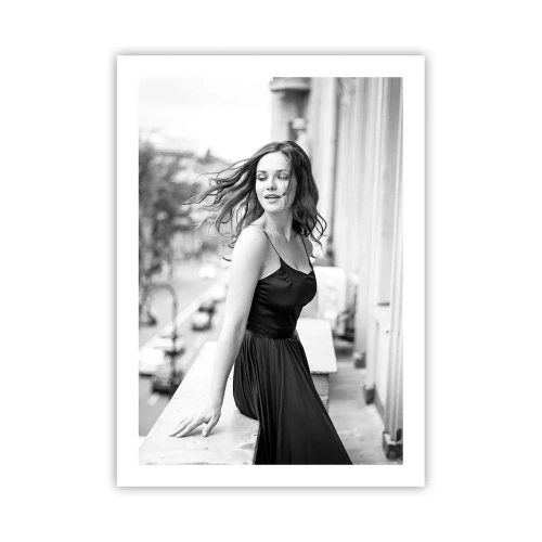 Plakat - Czarno-biała fotografia kobiety na balkonie - 50x70cm - Z pewnością paryżanka - Nowoczesna dekoracja ścienna do salonu, kuchni i sypialni ARTTOR