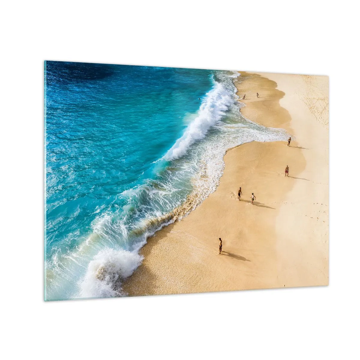 Obraz na szkle - Złota plaża z turkusową wodą i ludźmi spacerującymi przy brzegu - 70x50cm - A potem słońce, plaża… - Nowoczesna dekoracja ścienna do salonu i sypialni ARTTOR