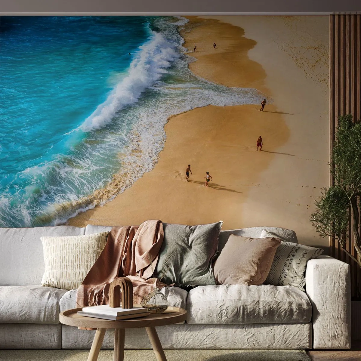 Fototapeta Premium Sand - Złocista plaża i turkusowe fale z ludźmi spacerującymi nad brzegiem - 100x70cm - A potem słońce, plaża… - Nowoczesna dekoracja ścienna do salonu, kuchni i sypialni ARTTOR