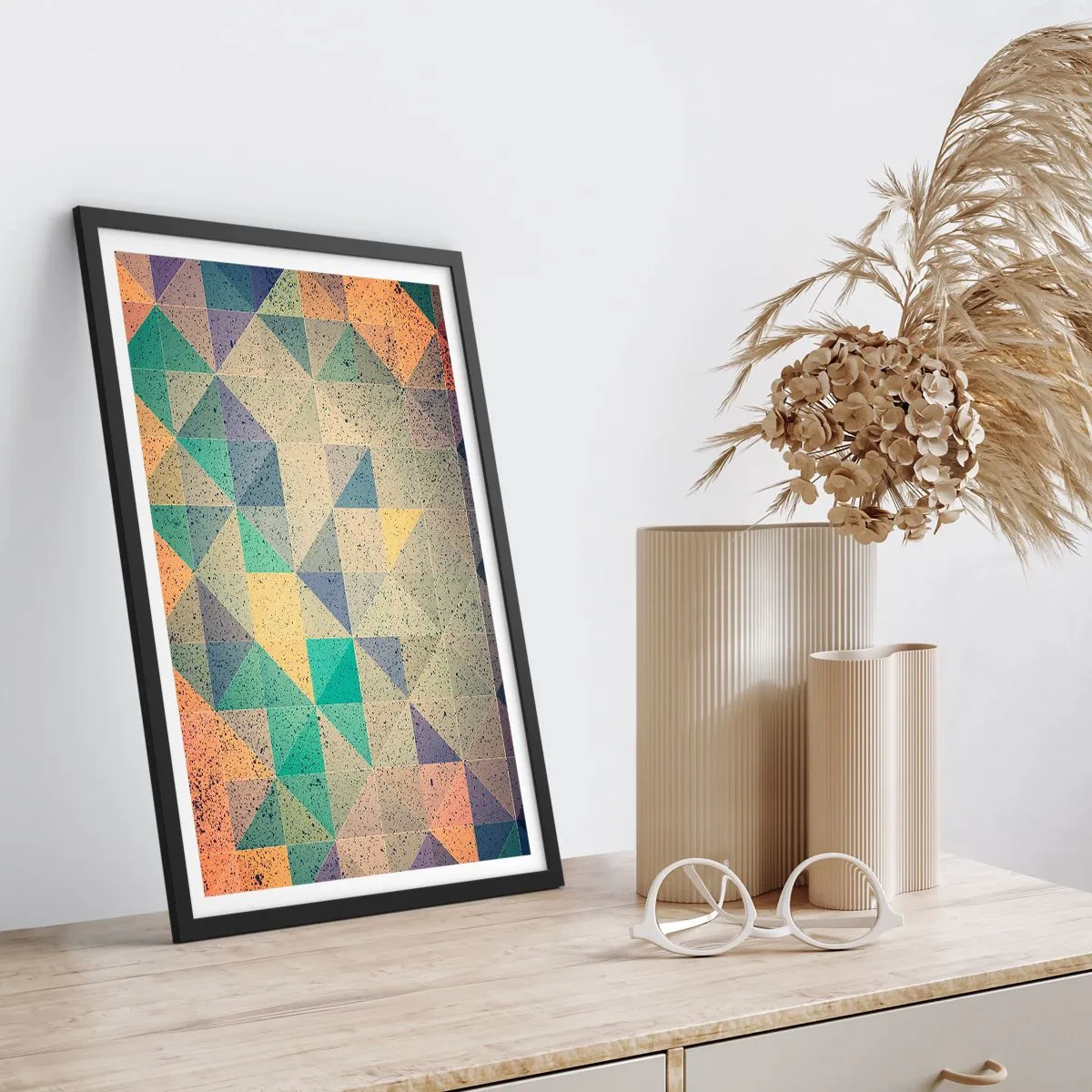 Plakat w czarnej ramie - Kolorowa abstrakcja z geometrycznym wzorem trójkątów - 50x70cm - Republika trójkątów - Nowoczesna dekoracja ścienna do salonu i sypialni ARTTOR