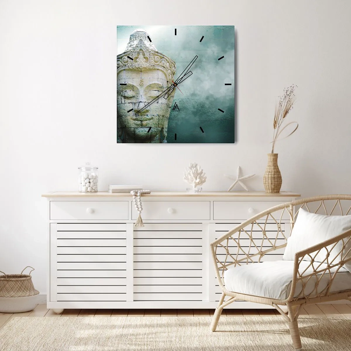 Zegar ścienny - Posąg Buddy z delikatną mgłą na tle zieleni - 30x30cm - Poszukując światła - Nowoczesna dekoracja ścienna do salonu i sypialni ARTTOR