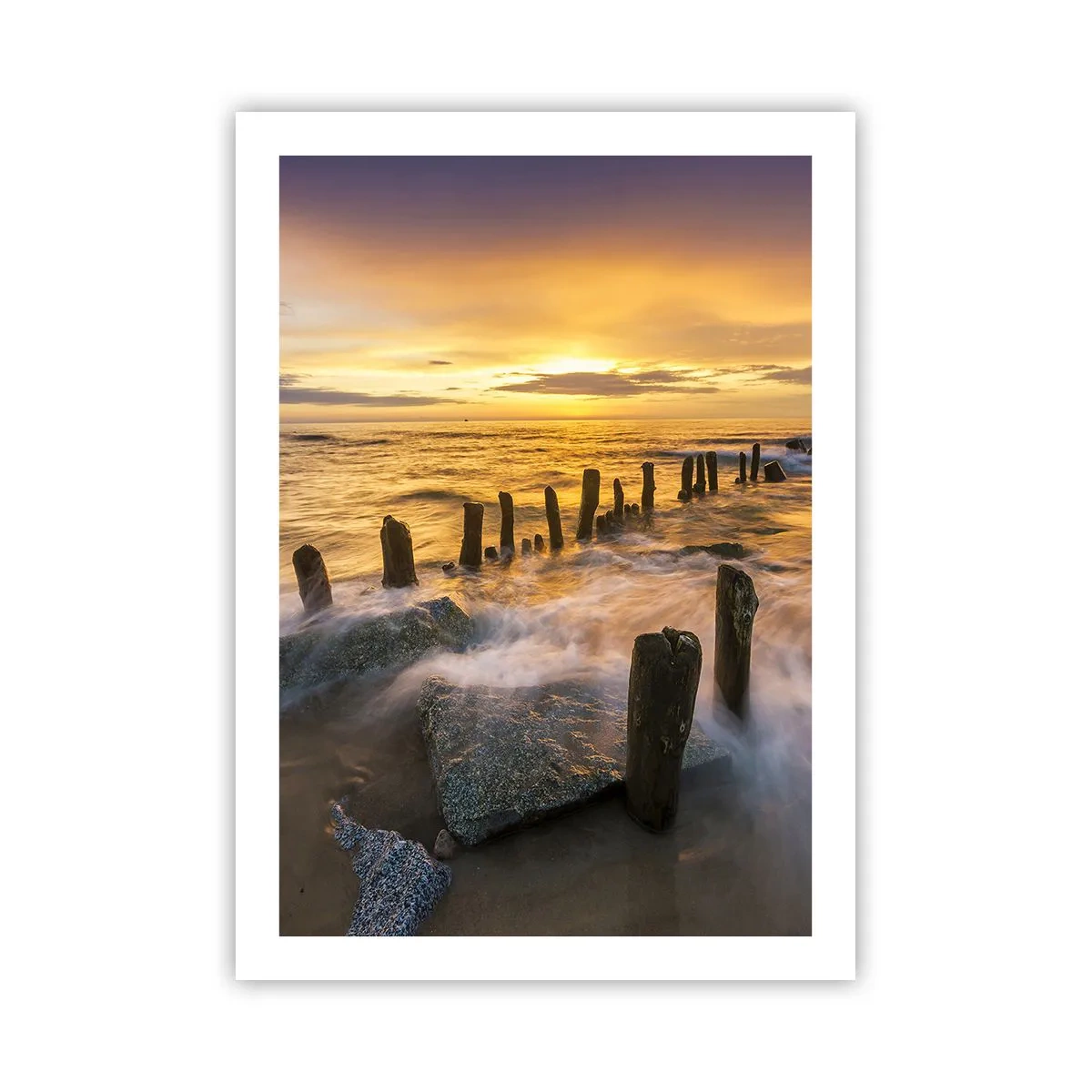 Plakat - Zachód słońca nad morzem z drewnianymi paliami na plaży - 50x70cm - Surowe piękno Bałtyku - Nowoczesna dekoracja ścienna do salonu, kuchni i sypialni ARTTOR