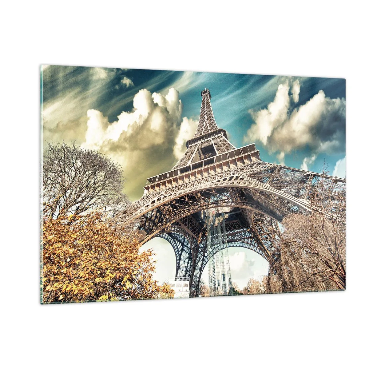 Obraz na szkle - Wieża Eiffla w jesiennej scenerii na tle dynamicznego nieba - 120x80cm - A jesienią w Paryżu... - Nowoczesna dekoracja ścienna do salonu, kuchni i sypialni ARTTOR