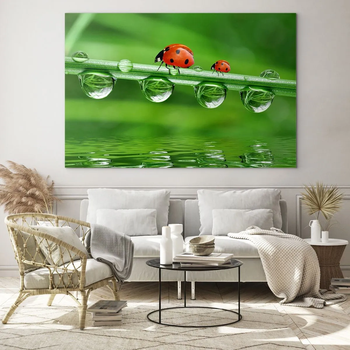 Obraz na szkle - Biedronki na źdźble trawy z kroplami rosy i odbiciem w wodzie - 120x80cm - W drodze całe lato - Nowoczesna dekoracja ścienna do salonu, kuchni i sypialni ARTTOR