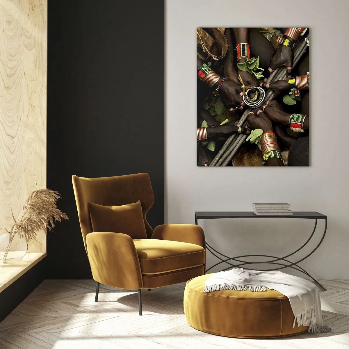 Obraz na szkle - Ręce z bransoletkami trzymające naczynie w rytualnym geście - 50x70cm - Jesteśmy razem - Nowoczesna dekoracja ścienna do salonu, kuchni i sypialni ARTTOR