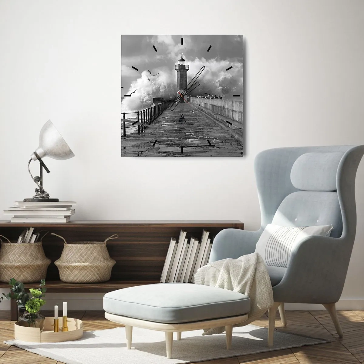 Zegar ścienny - Latarnia morska otoczona przez fale podczas sztormu - 30x30cm - Nieustraszona - Nowoczesna dekoracja ścienna do salonu i sypialni ARTTOR