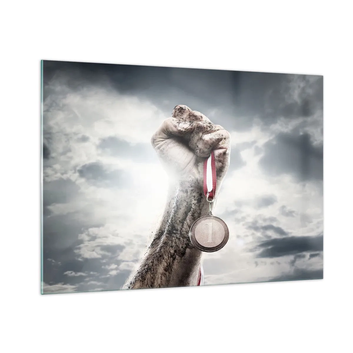 Obraz na szkle - Ręka trzymająca medal na tle chmur - 100x70cm - Per aspera ad astra - Nowoczesna dekoracja ścienna do salonu, kuchni i sypialni ARTTOR