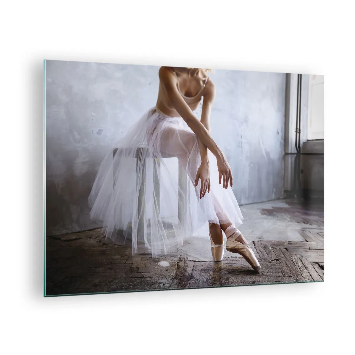 Obraz na szkle - Baletnica w tiulowej spódnicy odpoczywa w sali - 70x50cm - Zanim zabłysną światła rampy - Nowoczesna dekoracja ścienna do salonu i sypialni ARTTOR