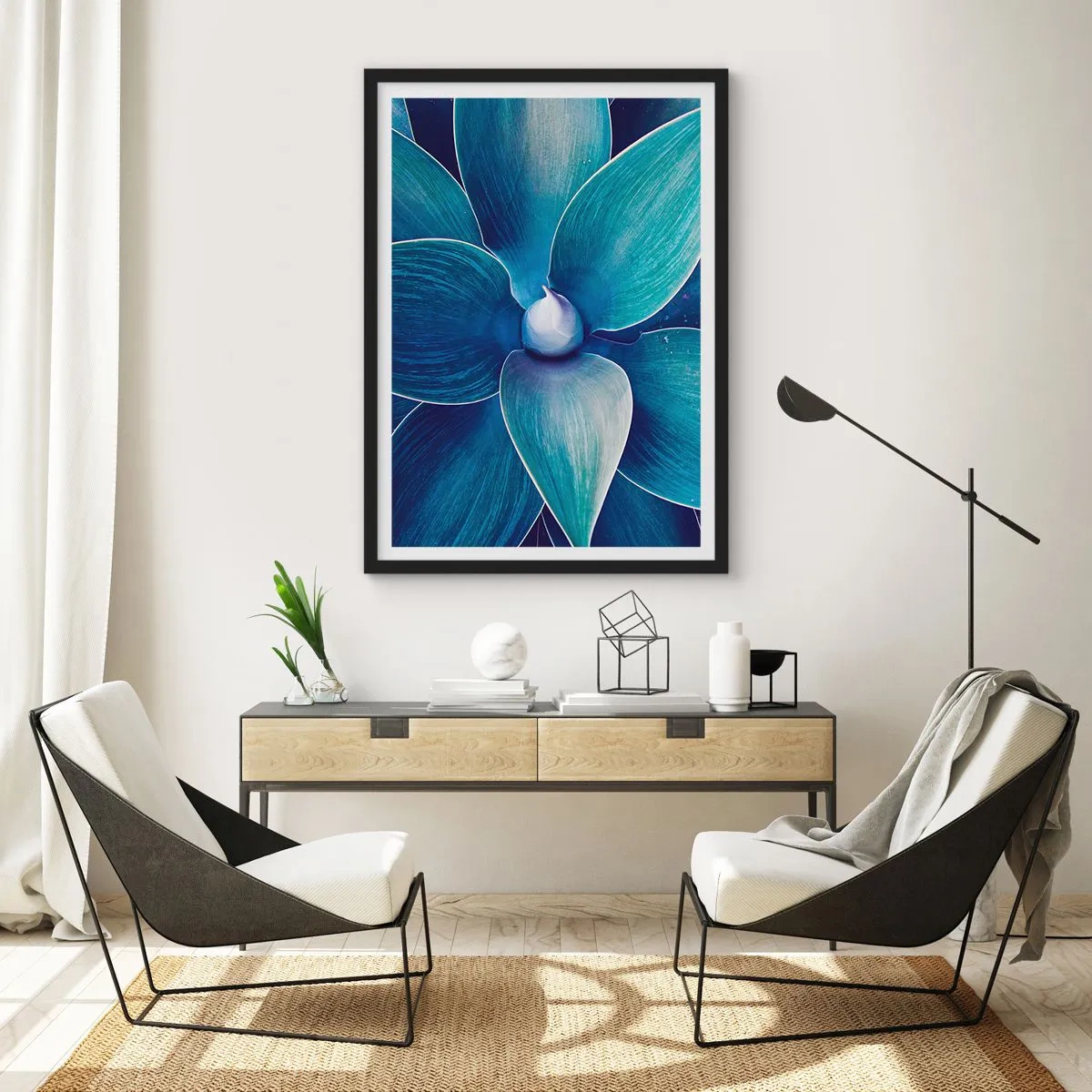 Plakat w czarnej ramie - Detal dużego kwiatu w odcieniach niebieskiego - 50x70cm - Zbłękitniały od nieba - Nowoczesna dekoracja ścienna do salonu i sypialni ARTTOR