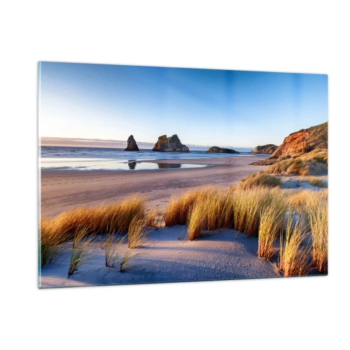 Obraz na szkle - Plaża o świcie z trawami i skałami w tle przy spokojnym morzu - 120x80cm - Dla poszukiwaczy spokoju - Nowoczesna dekoracja ścienna do salonu, kuchni i sypialni ARTTOR