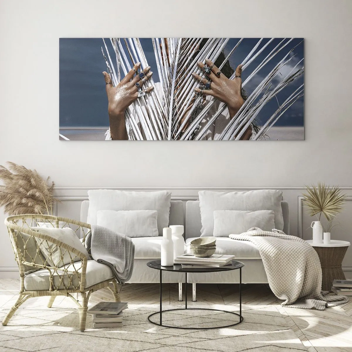 Obraz na szkle - Kobieta ukryta za palmowymi liśćmi z pierścieniami na dłoniach - 120x50cm - Dziewczyna szamana? - Nowoczesna dekoracja ścienna do salonu i sypialni ARTTOR