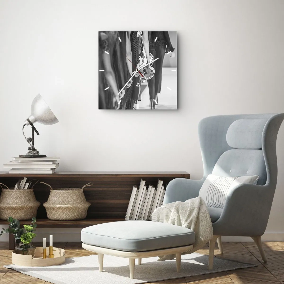 Zegar ścienny - Czarno-biała scena z wybiegów mody ukazująca detale sukienek i sylwetek modelek - 30x30cm - Stylowa parada - Nowoczesna dekoracja ścienna do salonu i sypialni ARTTOR