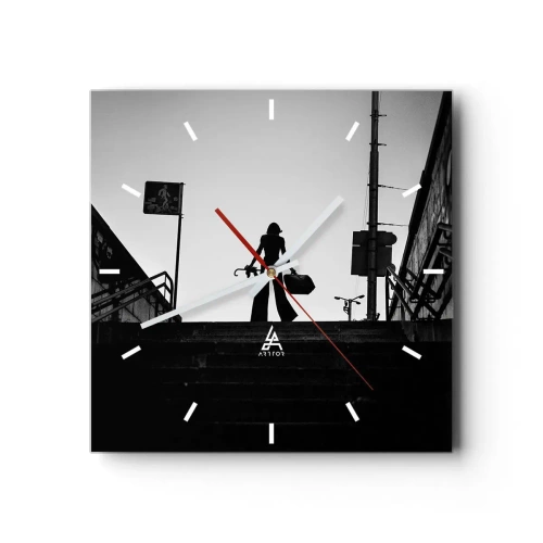 Zegar ścienny - Postać kobiety na schodach w czerni i bieli z dynamicznym klimatem - 30x30cm - Miejska wędrówka - Nowoczesna dekoracja ścienna do salonu i sypialni ARTTOR