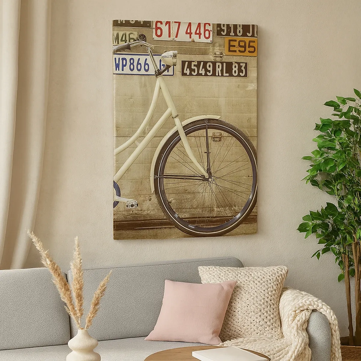 Obraz na płótnie - Kremowy rower vintage na tle ściany z tablicami rejestracyjnymi - 50x70cm - Bez kompleksów - Nowoczesna dekoracja ścienna do salonu, kuchni i sypialni ARTTOR