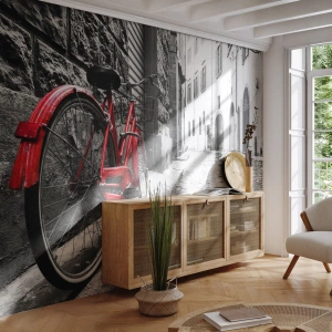 Fototapeta Premium Sand - Czerwony rower na brukowanej ulicy miasta - 100x70cm - Prawdziwe piękno się nie starzeje - Nowoczesna dekoracja ścienna do salonu, kuchni i sypialni ARTTOR