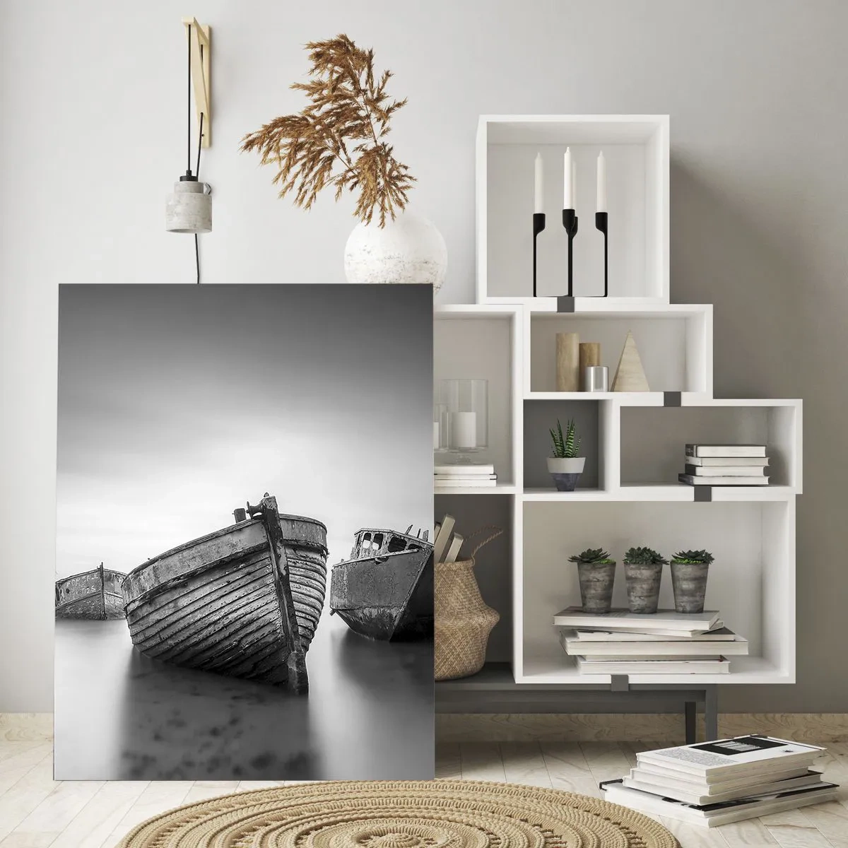 Obraz na szkle - Opuszczone łodzie na spokojnej wodzie w czerni i bieli - 50x70cm - Już tylko wspomnienia… - Nowoczesna dekoracja ścienna do salonu, kuchni i sypialni ARTTOR