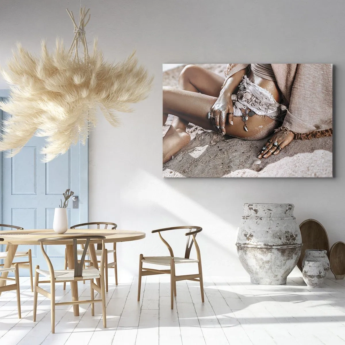 Obraz na płótnie - Kobieta w stylu boho na plaży z biżuterią - 70x50cm - Wyrzucona przez fale? - Nowoczesna dekoracja ścienna do salonu i sypialni ARTTOR