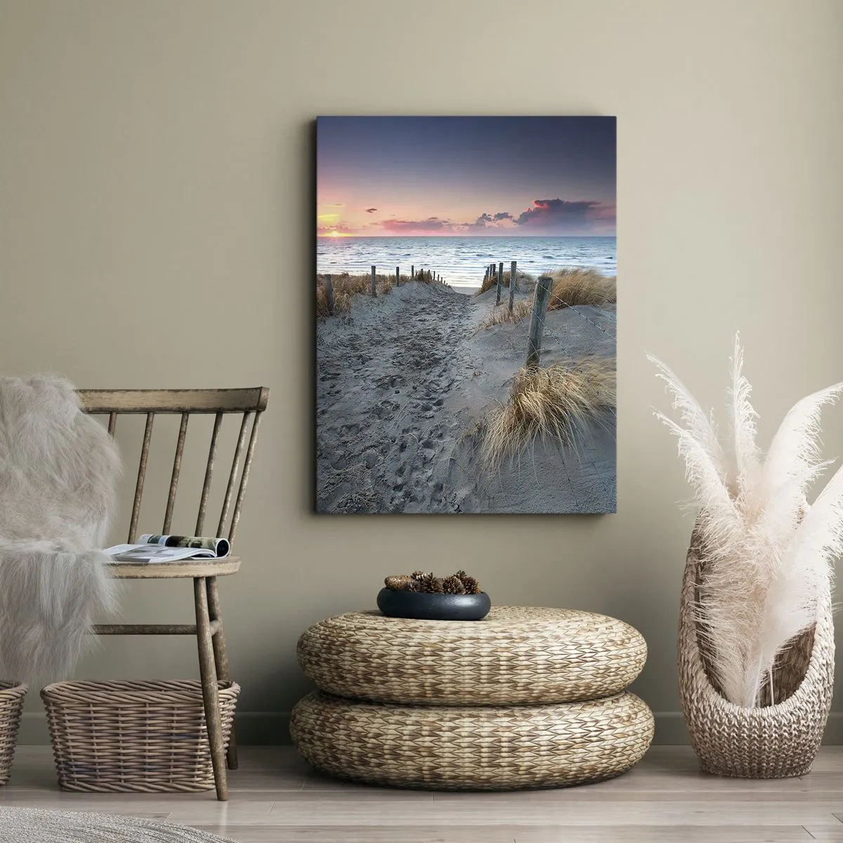 Obraz na płótnie - Piaszczysta ścieżka przez wydmy prowadząca do morza o zachodzie słońca - 50x70cm - Rozlałeś tęczę blasków promienistą… - Nowoczesna dekoracja ścienna do salonu, kuchni i sypialni ARTTOR