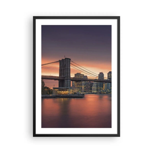 Plakat w czarnej ramie - Most Brookliński nocą na tle iluminowanego miasta - 50x70cm - Zatopione w  liliowej ciszy - Nowoczesna dekoracja ścienna do salonu i sypialni ARTTOR