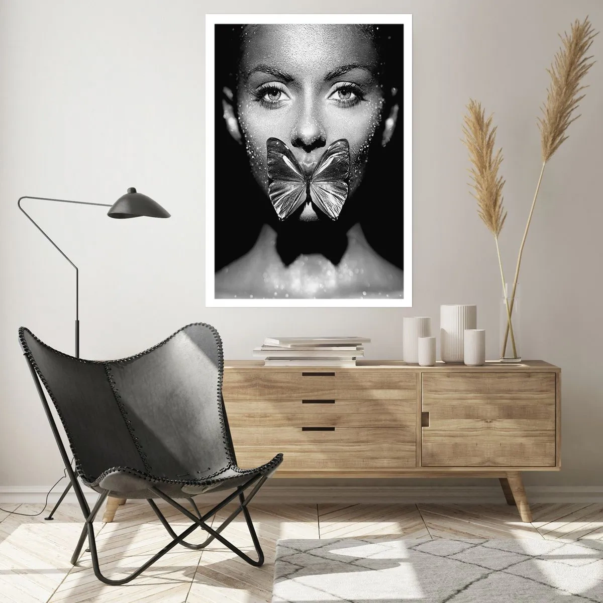 Plakat - Portret kobiety z motylem na ustach w czarno-białej kolorystyce - 50x70cm - Motyli pocałunek - Nowoczesna dekoracja ścienna do salonu, kuchni i sypialni ARTTOR
