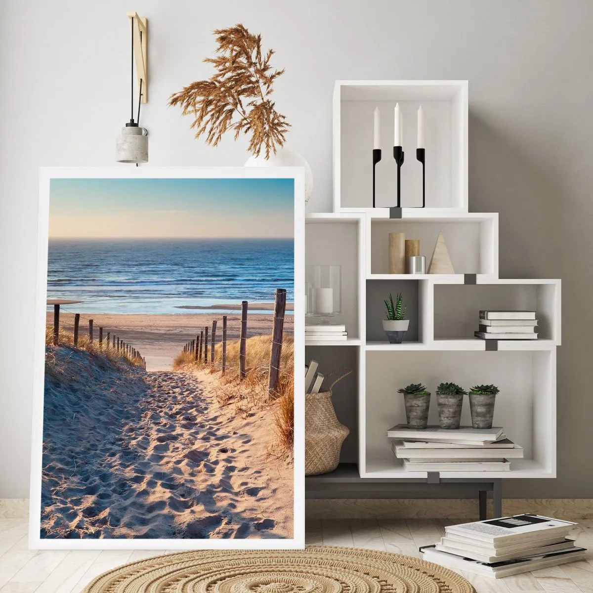 Plakat - Ścieżka przez wydmy prowadząca na plażę przy zachodzie słońca - 50x70cm - Morza szum, ptaków śpiew, dzika plaża pośród traw… - Nowoczesna dekoracja ścienna do salonu, kuchni i sypialni ARTTOR