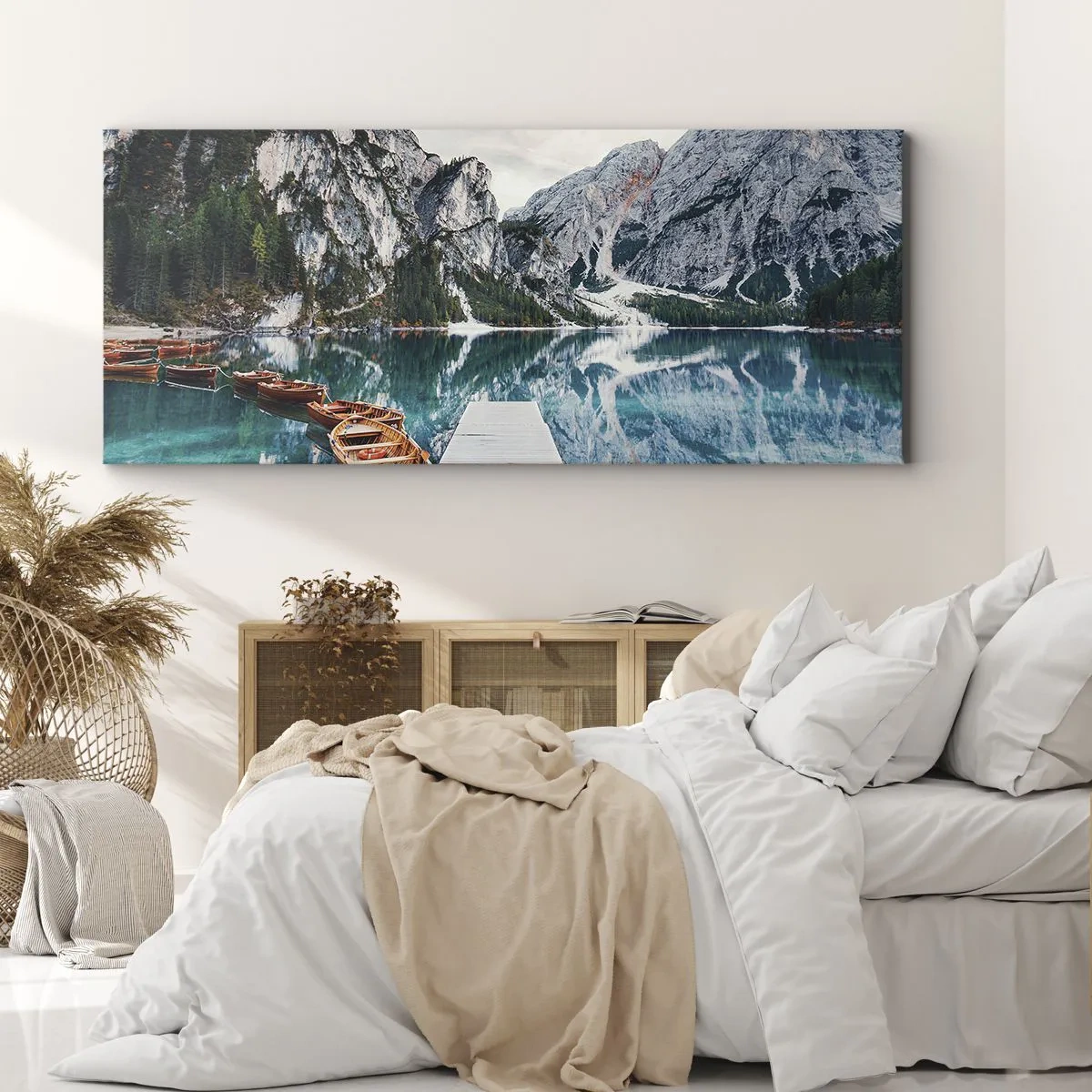 Obraz na płótnie - Jezioro z łodziami otoczone górami - 160x50cm - Pokażemy ci piękno - Nowoczesna dekoracja ścienna do salonu i sypialni ARTTOR