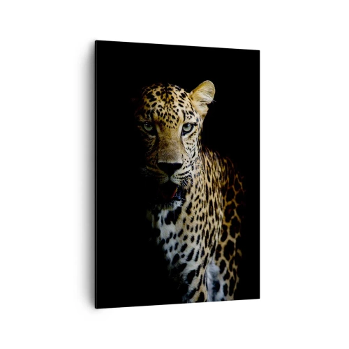 Obraz na płótnie - Leopard na ciemnym tle z intensywnym spojrzeniem - 70x100cm - Mroczne piękno - Nowoczesna dekoracja ścienna do salonu i sypialni ARTTOR