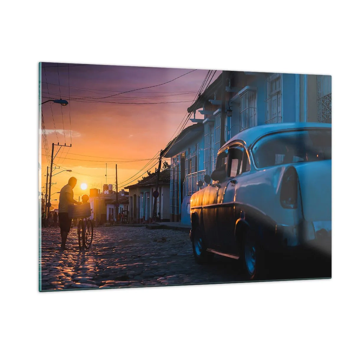 Obraz na szkle - Klimatyczna ulica z klasycznym samochodem o zachodzie słońca - 120x80cm - Tutaj zwalnia czas - Nowoczesna dekoracja ścienna do salonu, kuchni i sypialni ARTTOR