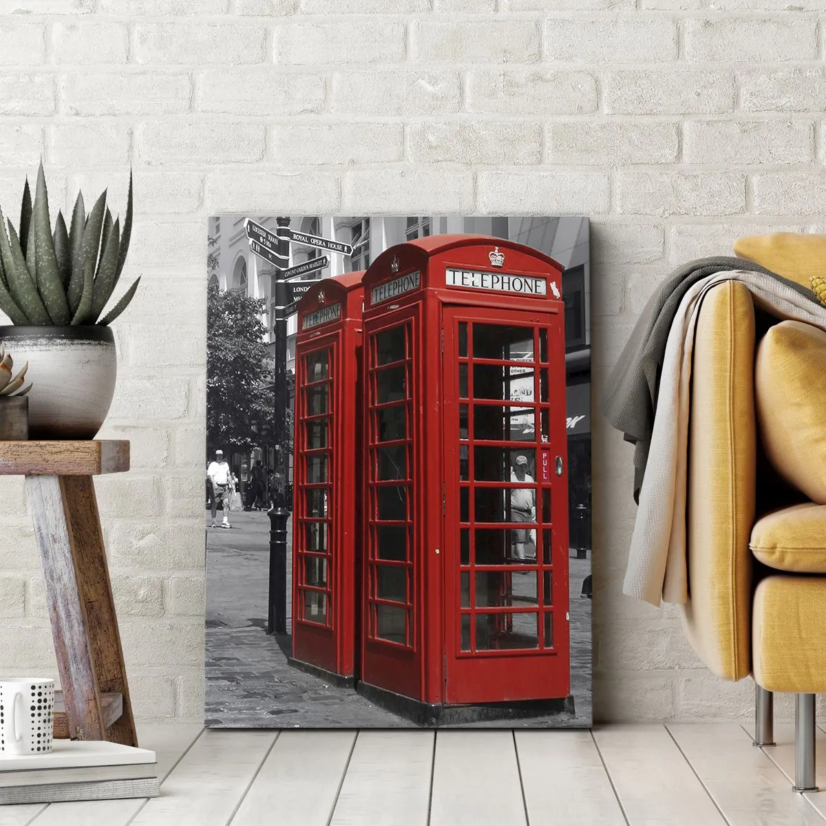 Obraz na płótnie - Czerwone budki telefoniczne na tle czarno-białej miejskiej scenerii. - 70x100cm - Czerwone budki telefoniczne - Nowoczesna dekoracja ścienna do salonu i sypialni ARTTOR