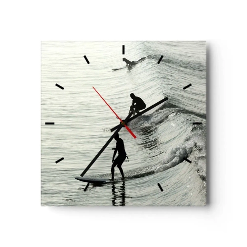 Zegar ścienny - Surferzy na falach w monochromatycznym ujęciu - 30x30cm - Na spotkanie fali - Nowoczesna dekoracja ścienna do salonu i sypialni ARTTOR