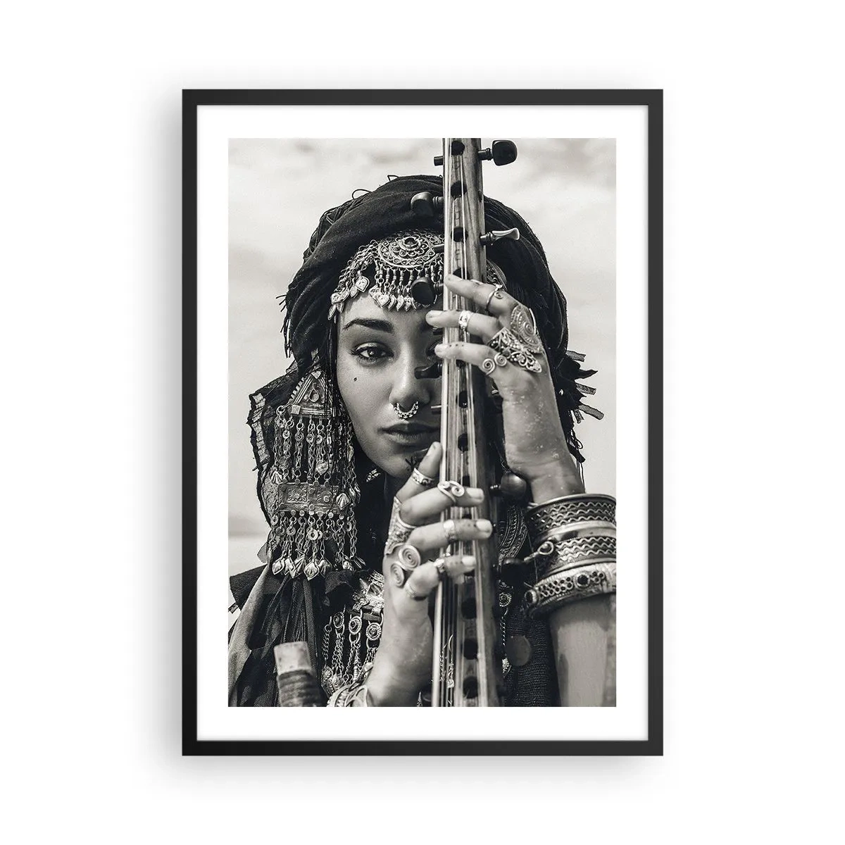 Plakat w czarnej ramie - Portret kobiety z orientalnymi ozdobami w stylu vintage - 50x70cm - Sama muzyka orientu - Nowoczesna dekoracja ścienna do salonu i sypialni ARTTOR